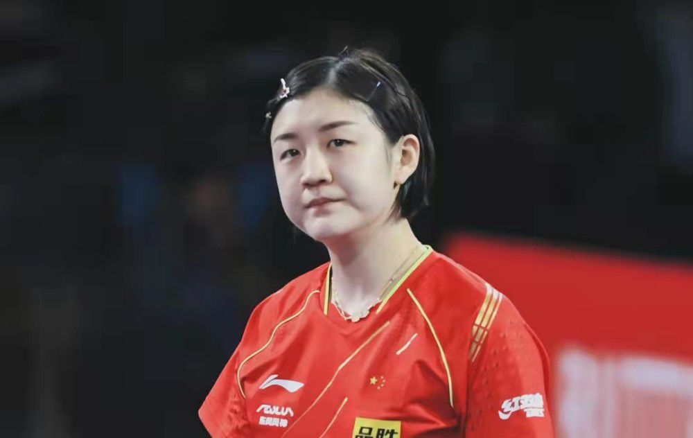 十八岁的“红星社二代”乐队主唱沈绮（付梦妮 饰），在一路变乱中，与刚从喷鼻港回来的风姿潇洒中年男人方家成（张智霖 饰）一眼投缘。方家成了在母亲眼前隐瞒在喷鼻港掉业无奈回到上海的奥秘，瞬念之间“绑架”了沈绮当本身女友。情窦初开不识风情的沈绮，就此一发不成整理，酒吧买醉，江边狂呼，现场邀唱，死气白赖，萝莉不善恋爱，只能真情呼喊。方家成仿佛有所回应，却又踌躇未定，究竟结果一段二十年前的回想不竭困扰，没法释怀，情何故堪。就在沈绮死了念想毅然往澳洲读书的时辰，一个从黄浦江里捞上来的旧箱子，揭开了一段不凡时空的奥秘……